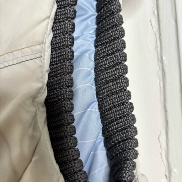 Columbia Women’s Puffer Vest in Cream and Black | SMALL Hiking Vest - Picture 8 of 11